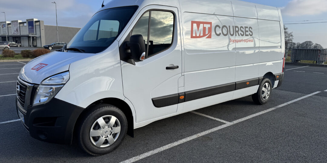 Fourgon MT Courses floqué, garé sur un parking